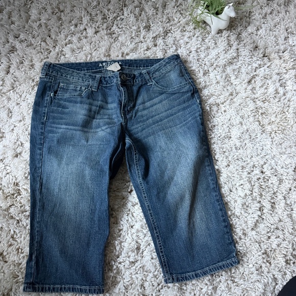 Arizona Jean Company Pants - Trendy medium Arizona Jean Company Medium Blue Ankle capris long shorts Jeans an